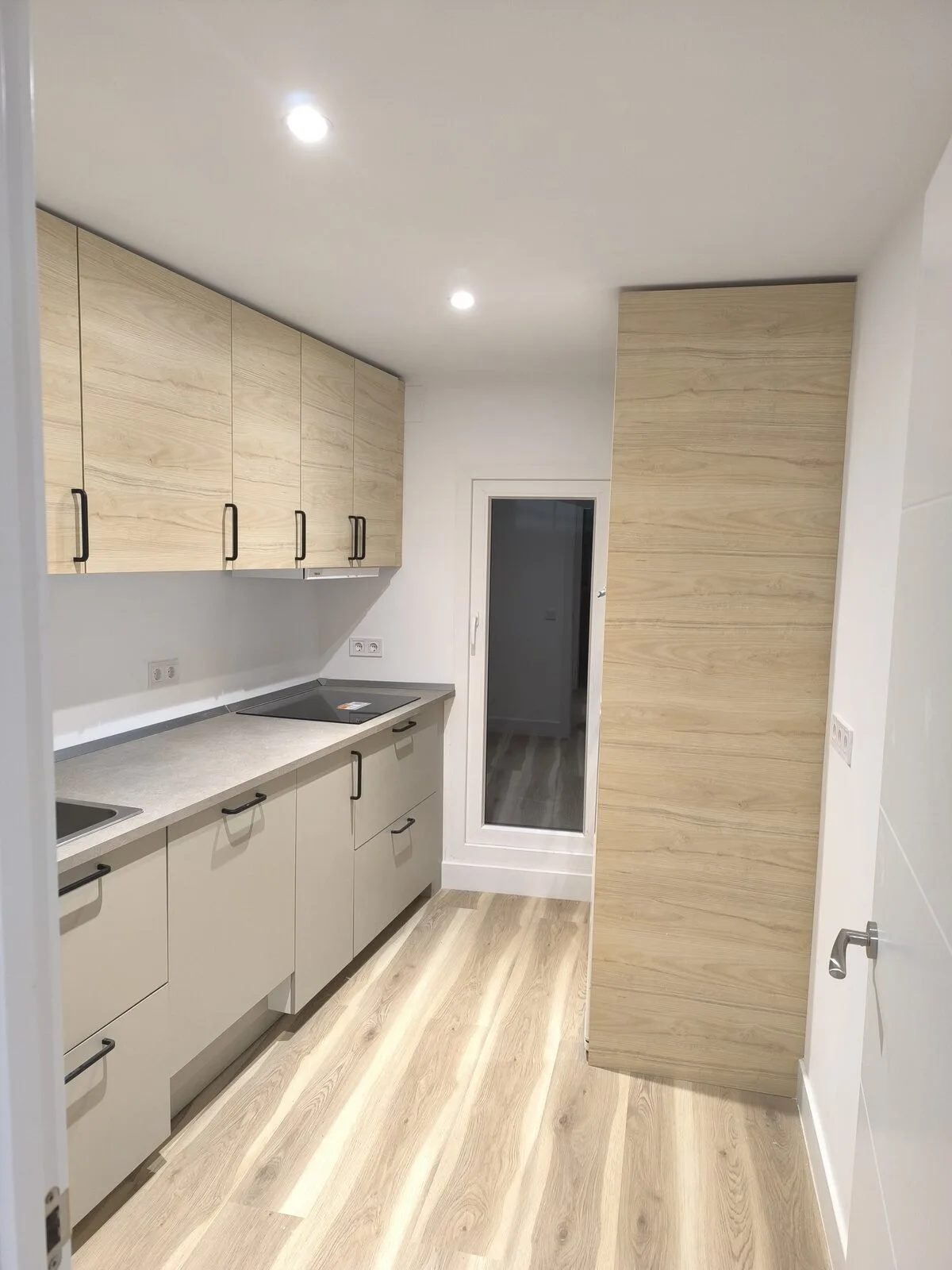 El mismo tipo de cocina terminada, con muebles altos sobre ese paño y encimera continua